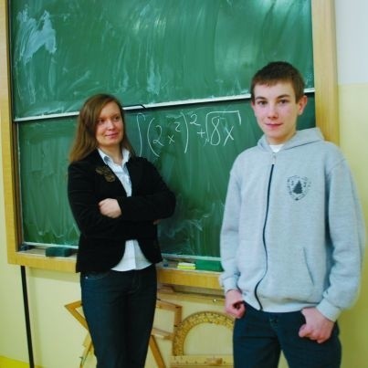 Jeden z wyróżnionych gimnazjalistów - Mateusz Kaliszewski z nauczycielką matematyki Wiolettą Tomczak