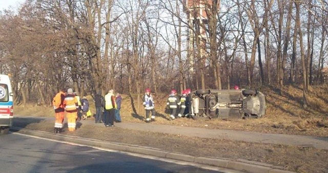 Wypadek na Murckowskiej w Katowicach. Kierowca samochodu dachował
