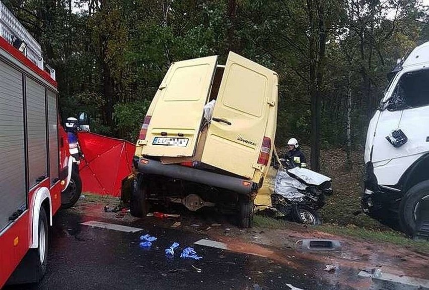 Wypadek w Janowie. W zderzeniu busa z ciężarówką zginęły dwie osoby. To mieszkańcy Lublina