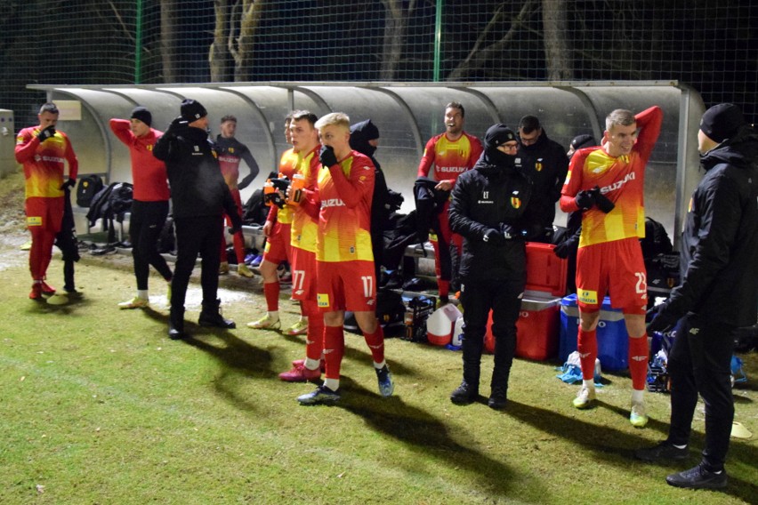 Korona Kielce wygrała sparing z Puszczą Niepołomice 4:1. Ostatnią bramkę zdobył testowany napastnik Artur Amroziński. Zobacz zdjęcia 