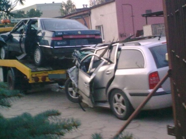 Alfa romeo zderzyło się ze skodą. Zdjęcia samochodów po wypadku wykonał nasz Internauta