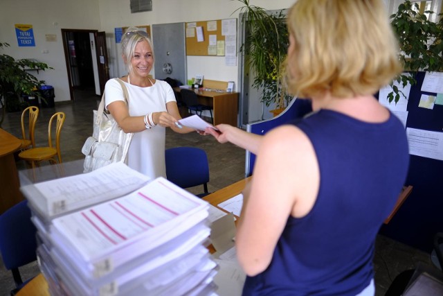 Ruszył proces tradycyjnego składania wniosków w ramach rządowego programu „Dobry start”. W Toruniu na blisko 22 tys. uczniów dotychczas złożono ponad 6,5 tys. wniosków w formie elektronicznej.Zobacz także: Zarobki w Biedronce 2018. Ile zarabia kasjer w Biedronce, Lidlu, Tesco, Auchan w 2018? Biedronka podniosła pensje [ZAROBKI W SUPERMARKETACH]Zobacz koniecznie: Flesz - jak otrzymać wsparcie finansowe w programie "Dobry Start" [wideo]NowosciTorun