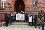 Protest pracowników cywilnych sądów i prokuratur w Toruniu [5.03] Domagają się 1000 zł netto podwyżki