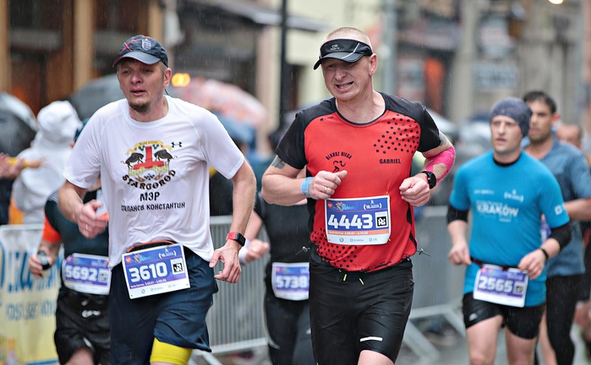 Cracovia Maraton 2019. Twarze biegaczy tuż przed metą [NIEZWYKŁE ZDJĘCIA]