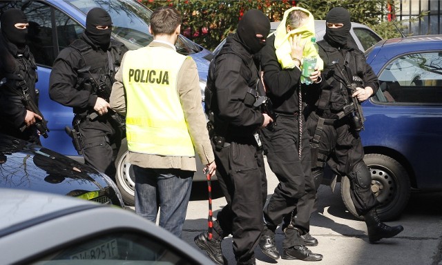 Krzysztof T. ukrywał się przez trzy miesiące po zabójstwie. zatrzymany został w marcu 2010 roku. Na zdjęciu policjanci doprowadzają go do prokuratury na przesłuchanie