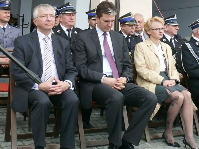 Oficjalni goście uroczystości. Od lewej, w pierwszym rzędzie: poseł Krzysztof Lipiec, marszałek Adam Jarubas, wicewojewoda Beata Oczkowicz. Miny jak widać mieli nietęgie.