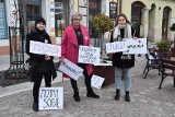 Przedstawicielki Tęczowego Tarnowa wyszły na ulice, żeby przekazać kobietom niecodzienne życzenia [ZDJĘCIA]