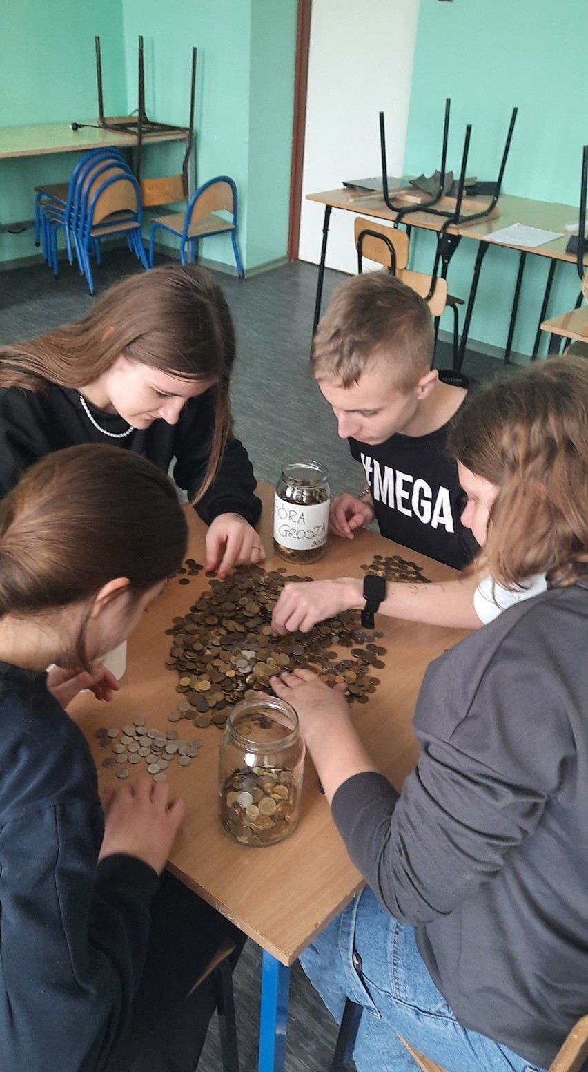 Góra Grosza ponownie w szkole w Iwaniskach. Pieniądze z akcji trafią na pomoc psychologiczną, rzeczową i specjalistyczną dla dzieci 