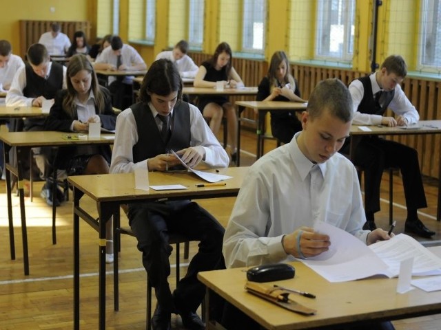 Uczniowie trzecich klas gimnazjów mogą odetcnąć - egzamin gimnazjalny 2012 dobiegł końca. Wyniki 22 czerwca
