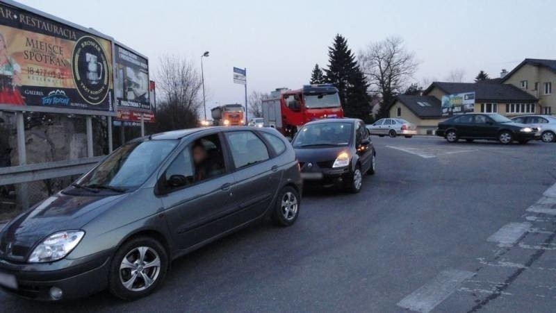 Nowy Sącz: Zderzenie trzech samochodów przy moście heleńskim [ZDJĘCIA]