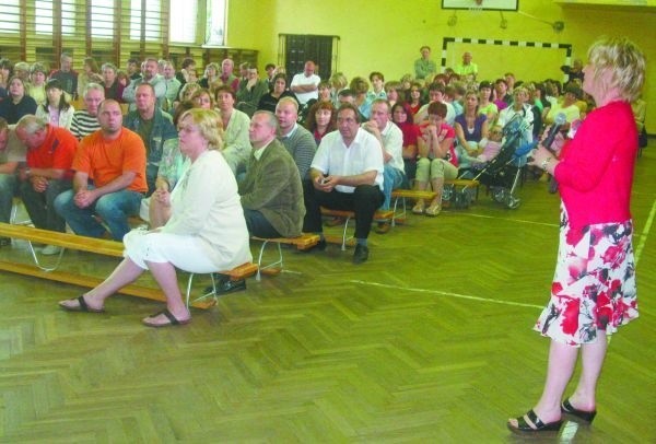 Na sobotnie zebranie w Zespole Szkół Ogólnokształcących przyszło około stu pięćdziesięciu osób. Wśród nich rodzice, nauczyciele ze szkoły i przedszkola oraz radni miejscy.