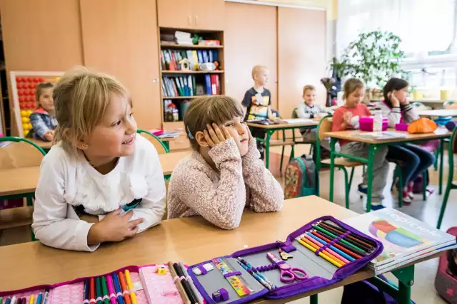 W poniedziałek 3 września rozpoczyna się nowy rok szkolny, a uczniowie już zastanawiają się, kiedy mają szansę na wolne dni. Zobaczcie, jak wygląda kalendarz na rok szkolny 2018/2019 Kalendarz szkolny 2018/2019 jest w tym roku mało łaskawy dla uczniów. Niektóre święta wypadną w niedzielę, więc będzie mało przedłużonych weekendów. Ale w kalendarzu znajdą się też miłe niespodzianki. Zobaczcie, kiedy będą wolne dni oraz kiedy przypadają egzaminy. Kiedy będzie wolne? Czytaj na następnych slajdach >>>