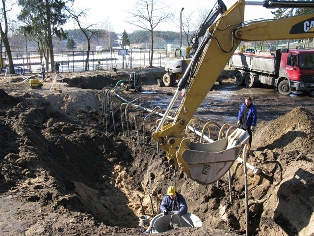 Pierwsze prace przy budowie basenu na terenie Miejskiego Ośrodka Sportu i Rekreacji w Bytowie.