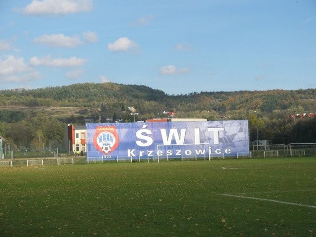 Świt Krzeszowice wygrał 3:1 z Kmitą Zabierzów w meczu Regionalnego Fortuna Pucharu Polski, ale mecz zakończył się skandalem - po stronie gości zagrał piłkarz zarażony koronawirusem.