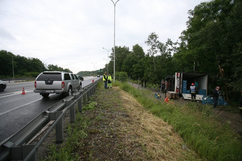 Na A4 w Katowicach przewrócił się tir