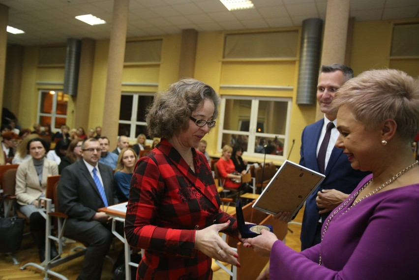 Oto laureaci tytułu „Nauczyciel na medal”. Wręczyliśmy nagrody zwycięzcom plebiscytu DZ [ZDJĘCIA]