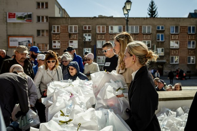 Fundacja Rodziny Czarneckich na okoliczność świąt wielkanocnych przygotowała paczki z potrawami świątecznymi