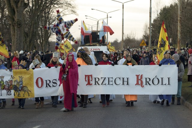 Orszak Trzech Króli przeszedł ulicą Piłsudskiego, by udać się na plac Zwycięstwa w Słupsku.