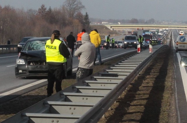 Groźny wypadek wydarzył się w sobotę około 11.10 na drodze numer 7 między Grójcem a Białobrzegami. Trasa w kierunku Radomia była całkowicie zablokowana.