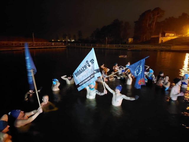 Miłośnicy zimnych kąpieli z grupy Morsjanie pluskali się w niedzielny wieczór w Jeziorze Kozienickim.