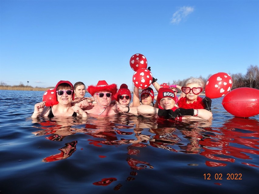 Walentynkowa kąpiel Chełmskich Morsów w zalewie Żółtańce. Zobacz zdjęcia