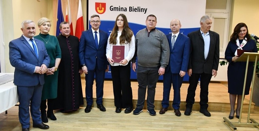 Uzdolniona młodzież z gminy Bieliny została nagrodzona! To grupa stypendystów i laureatów w konkursie. Zobaczcie zdjęcia