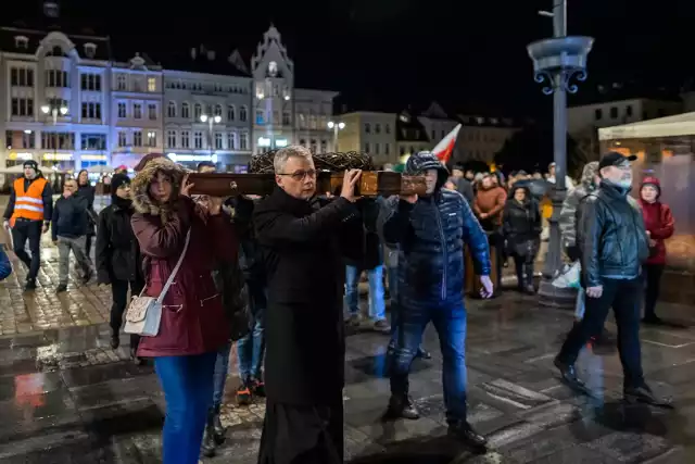 Ekstremalna Droga Krzyżowa to okazja do życiowego „detoksu” Ks. Rafał Muzolf z parafii Rzymskokatolickiej pw. Przemienienia Pańskiego w Bydgoszczy mówi o przemianie duchowej.