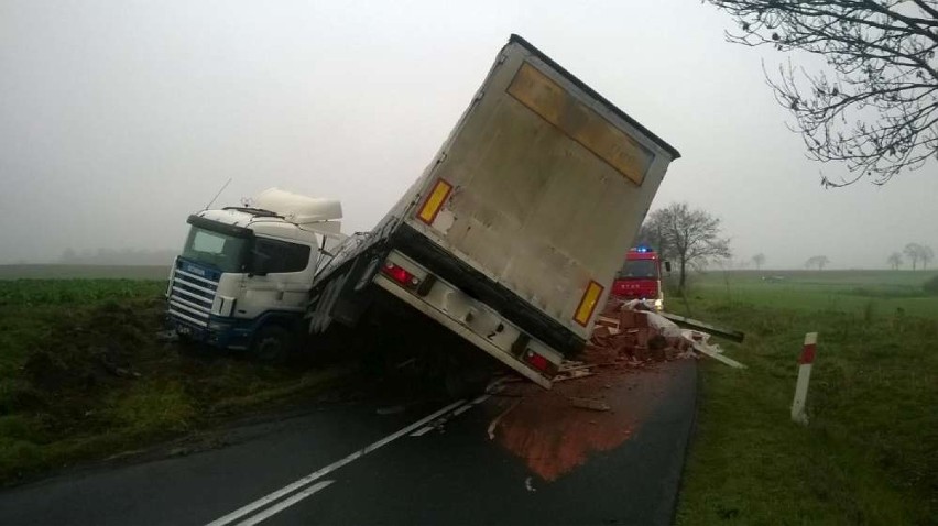 Skoki: Tir zablokował drogę. Kierowca miał prawie 3 promile