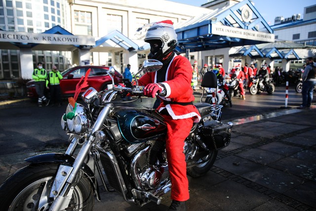 Mikołaje na motocyklach przyjechali do szpitala w Prokocimiu i przywieźli dzieciom prezenty