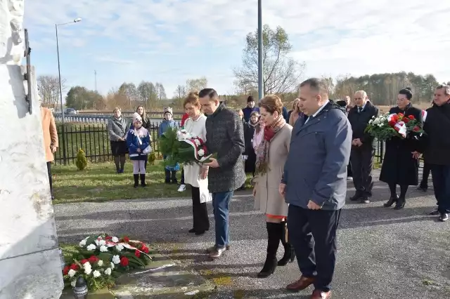 Pod pomnikiem poświęconym Żołnierzom Września i Partyzantom 72. Pułku Piechoty Armii Krajowej, poległym na ziemi radomskiej w walce z niemieckim okupantem w latach 1939-1945 złożono kwiaty.