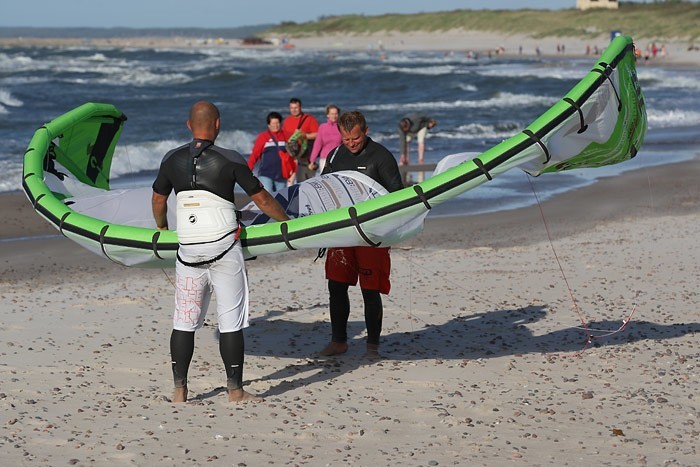 Kitesurfing na plazy zachodniej w Ustce. (Fot. Lukasz Capar)