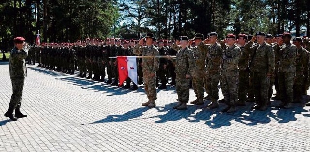 Uroczyste powitanie żołnierzy polskich i amerykańskich na placu jednostki w Nowej Dębie.