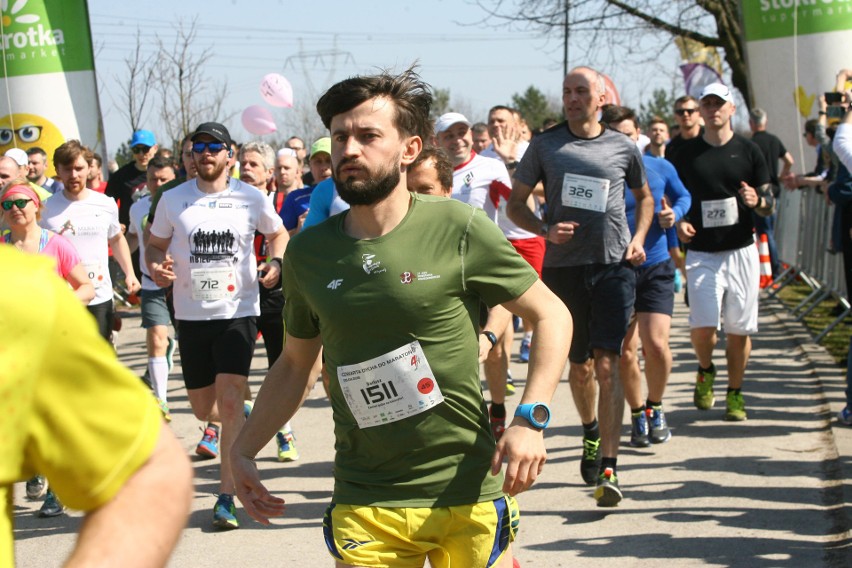 Biegli w niedzielę nad Zalewem Zemborzyckiem. To ostatni bieg z cyklu "Cztery Dychy do Maratonu" [DUŻO ZDJĘĆ]