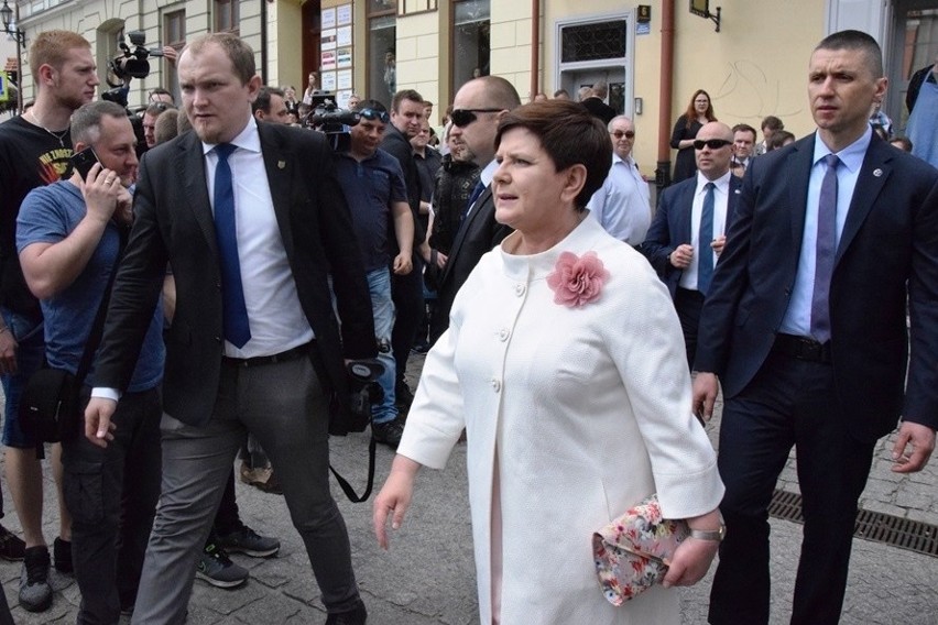 Premier Beata Szydło z mężem przyjechała na święcenia...