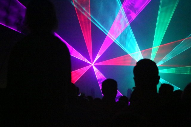 Kilka tysięcy osób obejrzało laserowe widowisko, które odbyło się w piątek, 2 czerwca, wieczorem przy hali sportowo-widowiskowej w Międzyrzeczu. 