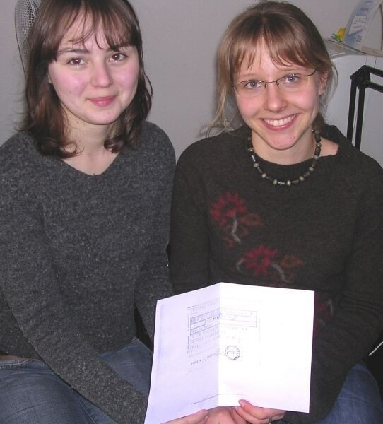 Basia Sekulska i Katarzyna Piwowar, pokazują dowód  wpłaty na konto Caritas Polska.