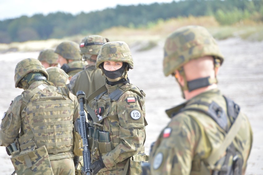 "Błękitni" żołnierze ćwiczą na usteckim poligonie. Mogą liczyć na wsparcie "rośków" 