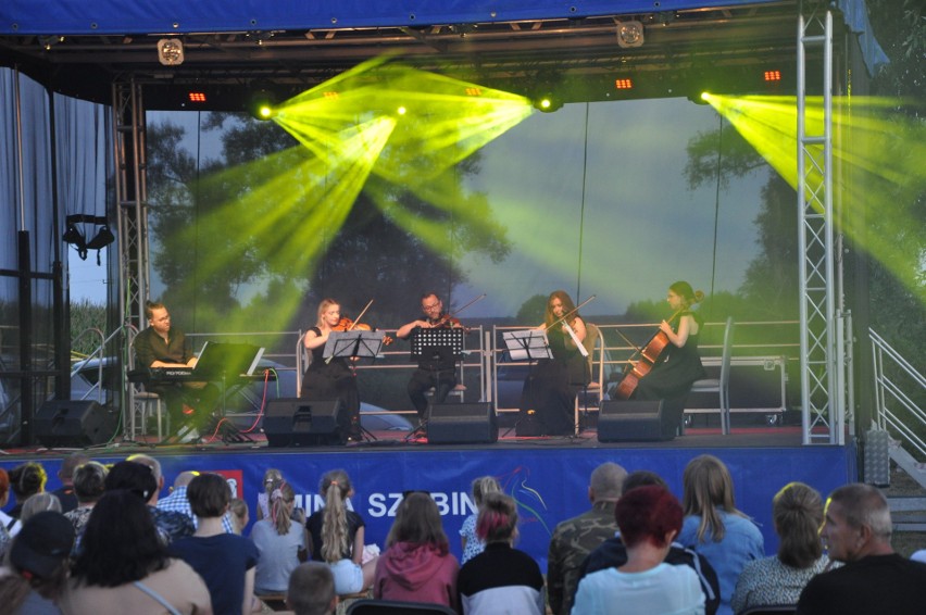 Zespół Pradella Quintet zagrał przy ruinach zamku w...