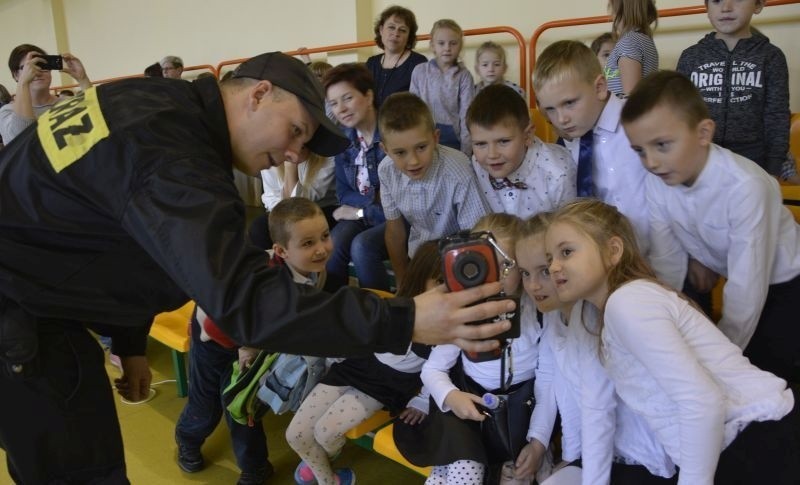 Kamera termowizyjna, pokazywana przez strażaków bardzo...