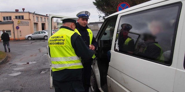 Świebodzińska policja wspólnie z Inspekcją Transportu Drogowego zatrzymała do kontroli kierowcę busa, który przewoził ludzi do pracy. Okazało się, że mężczyzna wiózł o jedną osobę za dużo, za nic miał zasady bezpieczeństwa, a auto było w fatalnym stanie technicznym.