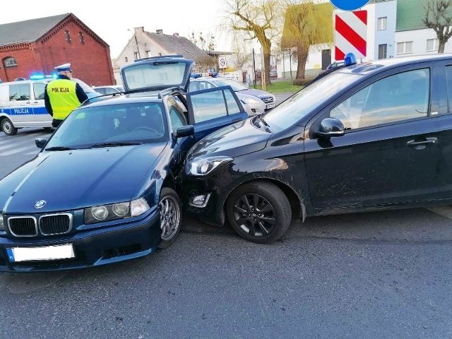 Policyjny pościg w Rogoźnie zakończył się zajechaniem drogi i staranowaniem osobowego BMW. Jego kierowca był poszukiwany.