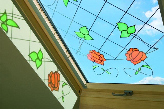 Szyby w oknach dachowych są łączone w pakiety. Poza podstawowymi funkcjami, takimi jak szczelność i energooszczędność, mogą one spełniać dodatkowe funkcje.