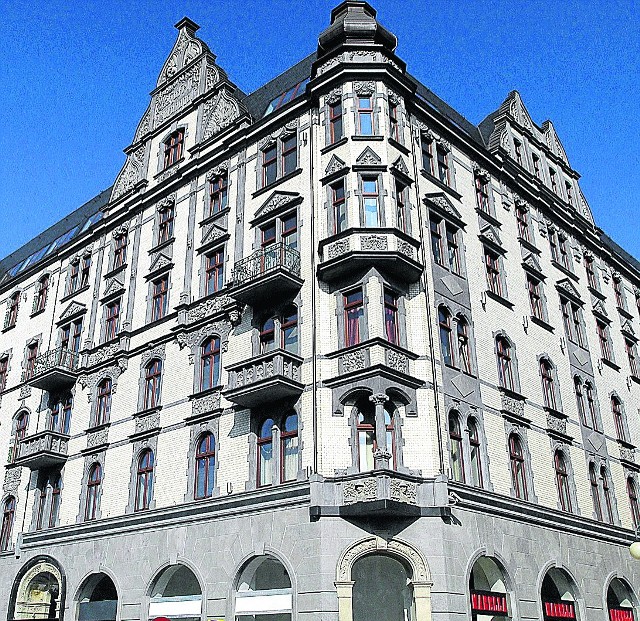 Hotel Monopol. Zabytkowy obiekt z początku XIX wieku gościć będzie najważniejsze osoby mistrzostw, z prezy-dentem FIVB, Brazylijczykiem Ary Gracą na czele. W hotelu gościły wcześniej piłkarskie reprezentacje Anglii i Portugalii, a także Woody Allen, Paris Hilton i zespół Deep Purple.