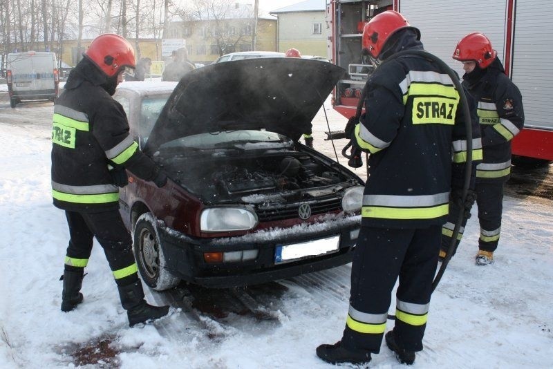 Samochód zapalił się podczas jazdy. Strażacy ruszyli na pomoc [ZDJĘCIA]