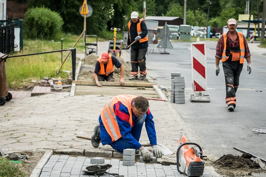 14.06.2017 bydgoszcz ulica saperow nowy chodnik.  fot:...