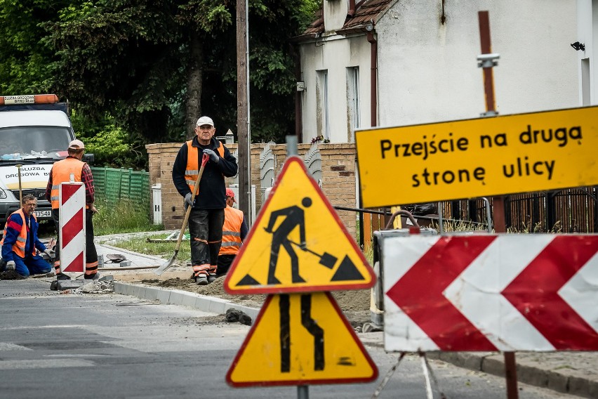 14.06.2017 bydgoszcz ulica saperow nowy chodnik.  fot:...