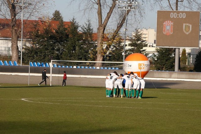 Zespół Stali przegrał 0:1 z Resovią w Rzeszowie.