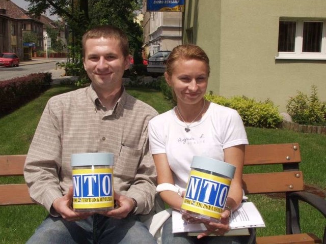 Sabina Reginek i Marcin Pawleta po raz pierwszy będą zbierać pieniądze na wakacje dla dzieci. Mają nadzieję, że pojemniki szybko się zapełnią.