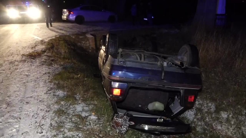 Samochód wypadł z drogi i dachował [VIDEO]                