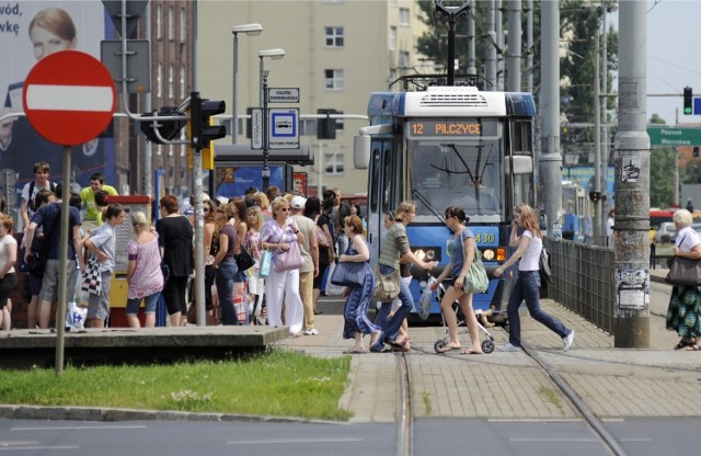 Wrocław, mieszkańcy najchętniej przemieszczają się po mieście tramwajem i autobusem